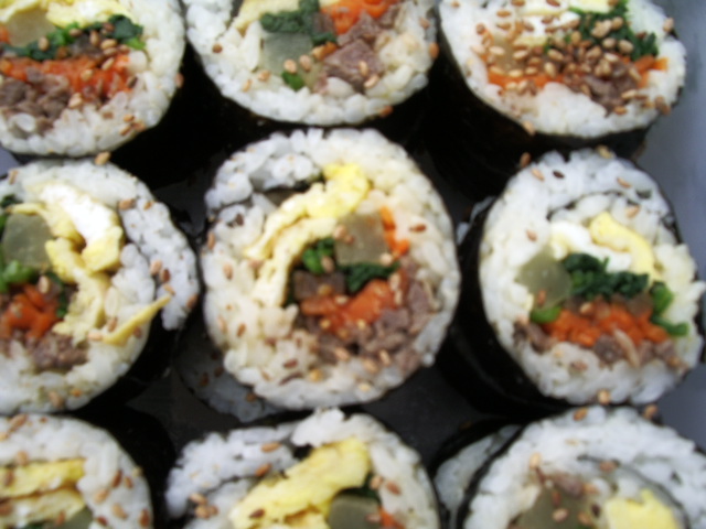 여러 조각으로 썬 김밥을 가까이에서 촬영한 모습