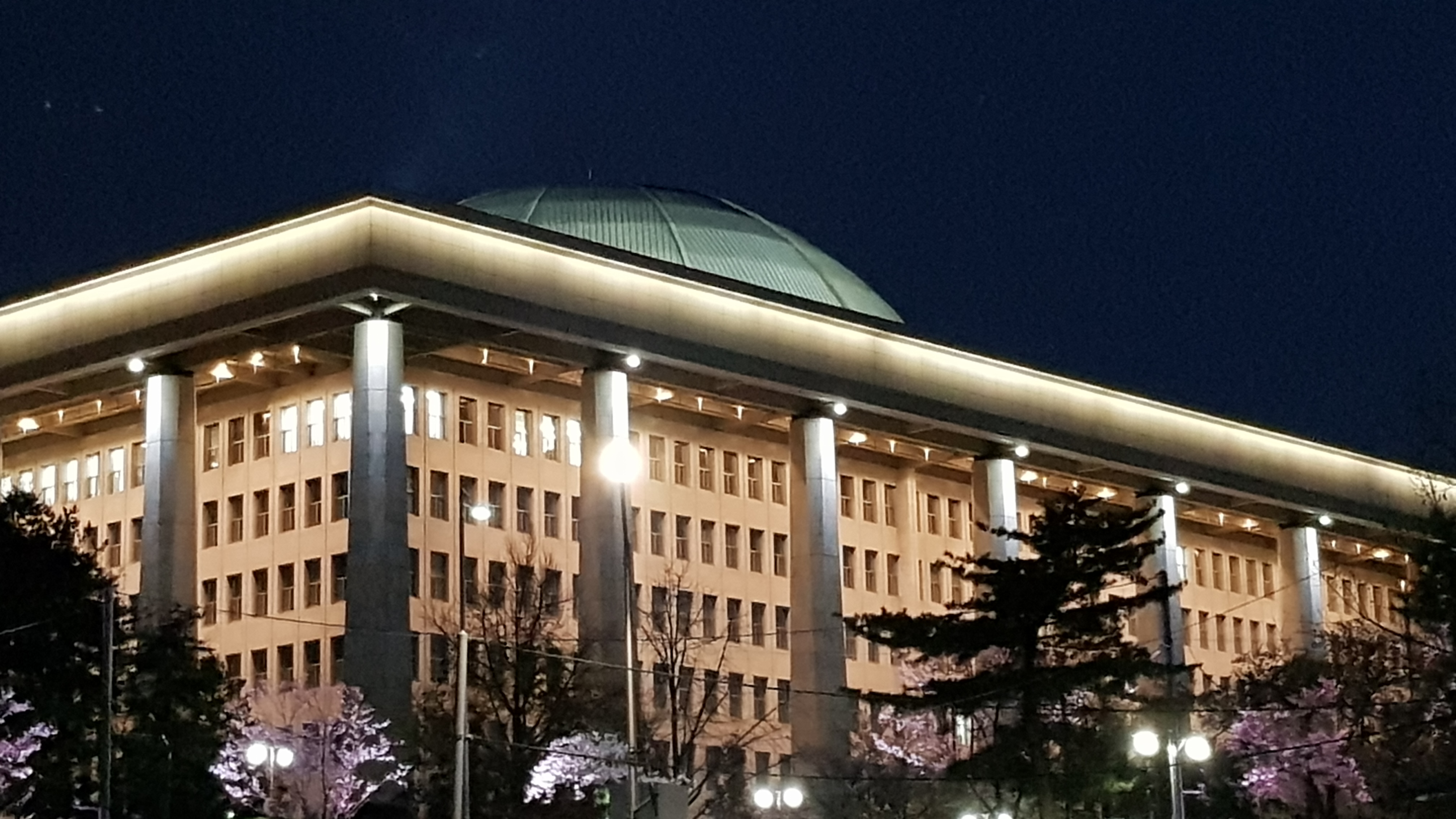 서울 여의도 대한민국 국회의사당의 야경